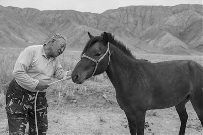 甘肃肃北：“戈壁矿城”变身“绿色明珠”