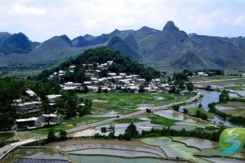 黄果树石头寨：背靠石山，世居石屋