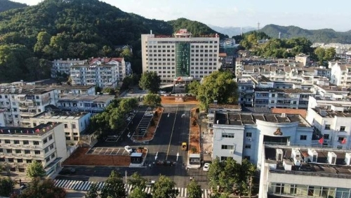 共享绿色空间 打开百姓心墙 常山县政府大院“拆墙透绿”展现开放姿态 