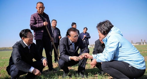 李克强在河南考察时强调 贯彻新发展理念 保障和改善民生 持续推进工业化城镇化农业现代化