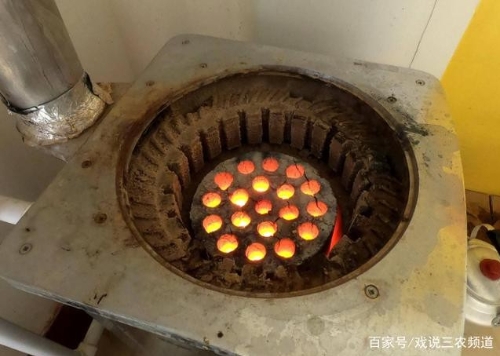 农村严禁“燃煤和烧柴”取暖，可有的农民却偷偷干，老农：无奈啊