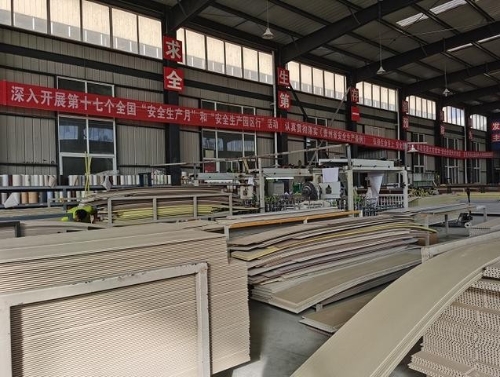 用秸秆木屑造建材：贵州这家绿色工厂获中国木塑行业奖