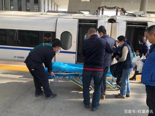 厦门北站开辟绿色通道 解旅客燃眉之急