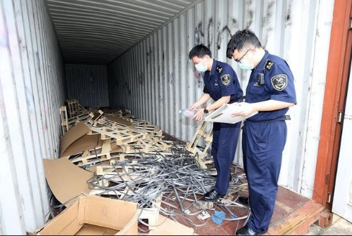 “严禁洋垃圾入境”，守护绿色生态底线