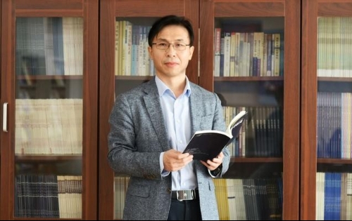 实现绿色发展，除了低碳转型还要坚持什么？｜访谈