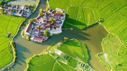 全面乡村振兴，为什么要“富村兴业”，而不是让农民进城？