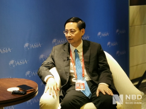 我国绿色投资规模如何？中国金融学会绿色金融专业委员会主任马骏答每经：100万亿是保守估计，几百万亿是大概率事件