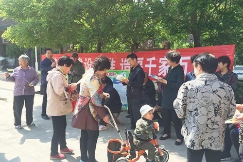 该如何让绿色低碳的生产生活方式，变成一种自觉和习惯？