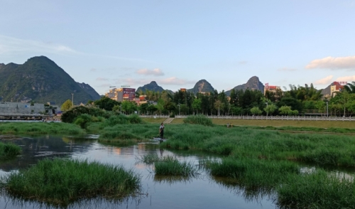 发展百色生态旅游文化的产业，应需加强政府投入的主导性作用