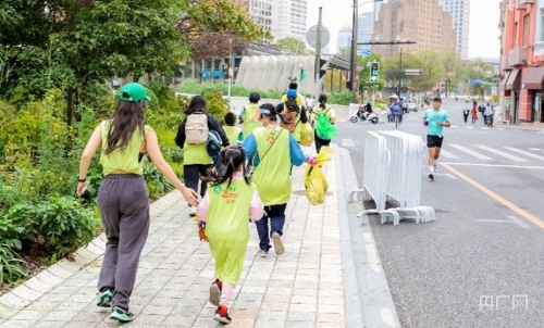 拥抱绿色低碳生活 亲子“捡跑”成为新时尚