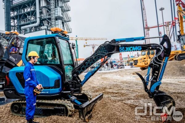 徐工全新开发的新一代纯电动<a href=http://product.d1cm.com/wajueji/ target=_blank>挖掘机</a>XE35U-E