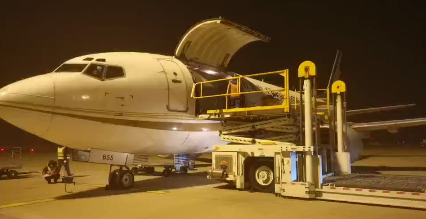 1月24日，一架从南京飞来的中国邮政航空公司737飞机抵达石家庄正定国际机场，正在进行邮件卸装作业。 中国邮政集团公司石家庄市分公司提供。视频截图