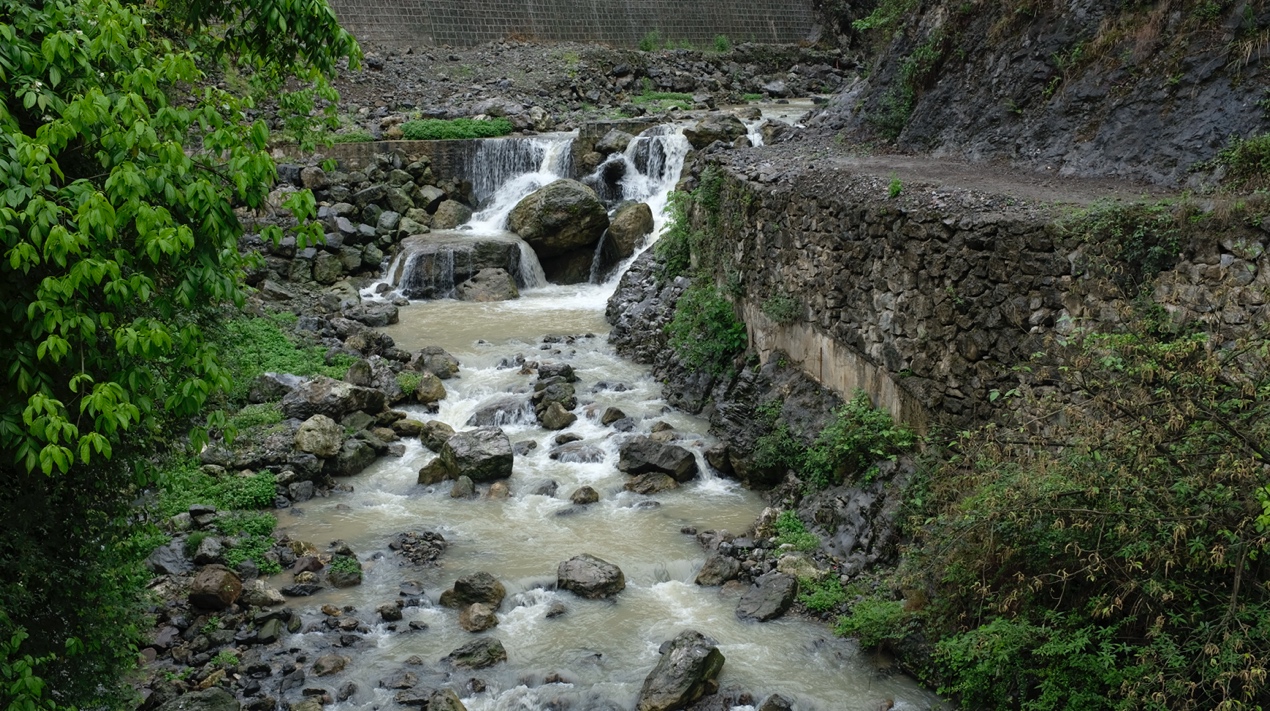 云南省昭通市威信县赤水河流域的凉风洞电站于2020年6月完成拦河坝、机电设备、引水钢管、厂房等设备拆除，图为凉风洞电站拆除后的河道面貌。 本文图片均为澎湃新闻记者 刁凡超 图