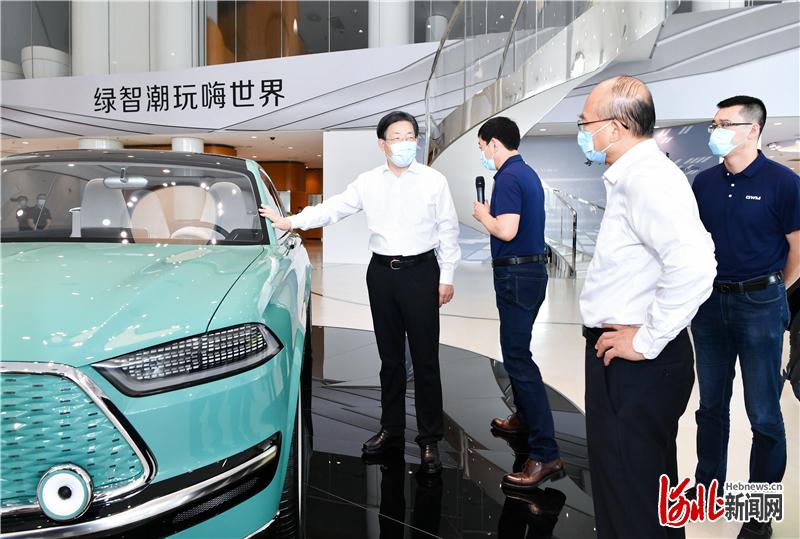 7月23日，全省经济工作推进会暨重点项目投资建设现场会在保定召开。会议期间，王东峰、许勤、叶冬松与参会代表集中观摩了长城汽车新技术中心氢能项目等。河北日报记者赵威摄
