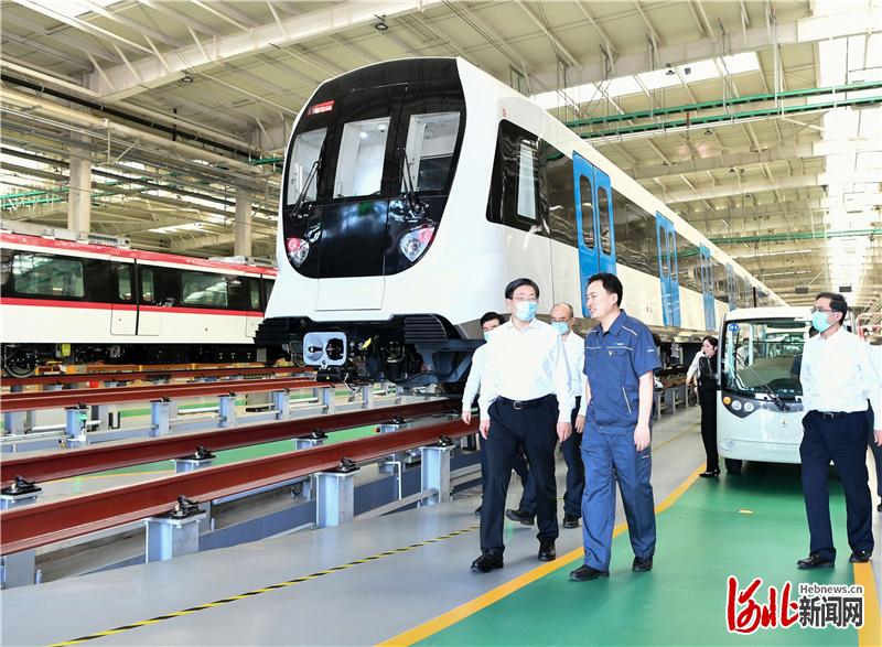 7月23日，全省经济工作推进会暨重点项目投资建设现场会在保定召开。会议期间，王东峰、许勤、叶冬松与参会代表集中观摩了河北京车造车基地等。河北日报记者赵威摄