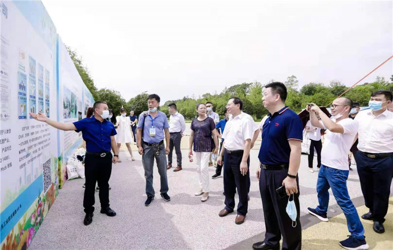 观众观看“节能有我 绿色共享”和“塑料可降解可替代品”展览。单位供图